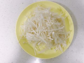 芙蓉鲜蔬汤,金针菇洗干净切段。