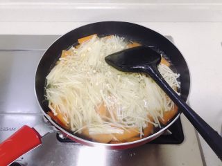 芙蓉鲜蔬汤,加入金针菇