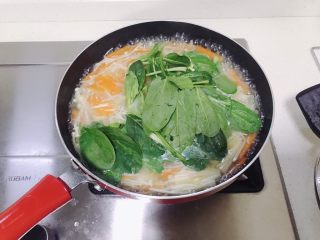芙蓉鲜蔬汤,煮开后加入菠菜