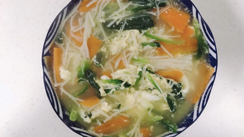 芙蓉鲜蔬汤,加适量盐调味就可以起锅啦。