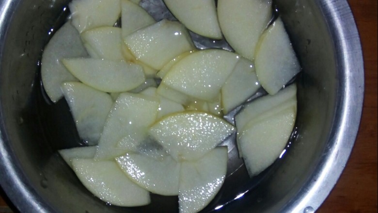 #情暖冬日#   苹果燕麦饼,将苹果切小片泡入水中。