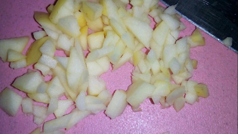 #情暖冬日#   苹果燕麦饼,将苹果切成小粒。