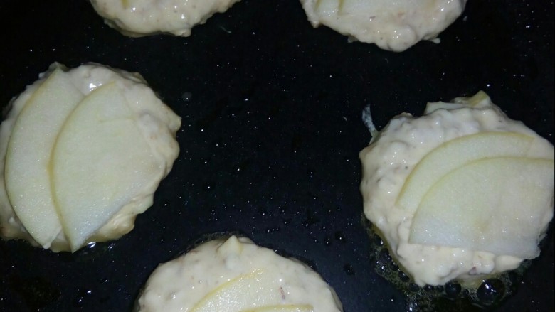 #情暖冬日#   苹果燕麦饼,将苹果片压在面饼上。