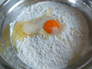 香酥牛肉饼,我做面点喜欢放入一颗鸡蛋，加入酵母，盐，白糖，白醋。