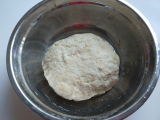 香酥牛肉饼,用温水合成面团。