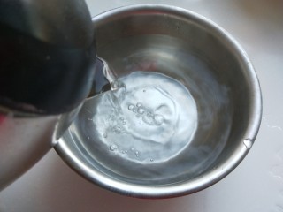 香酥牛肉饼,为了发酵快，我倒一盆70度开水。