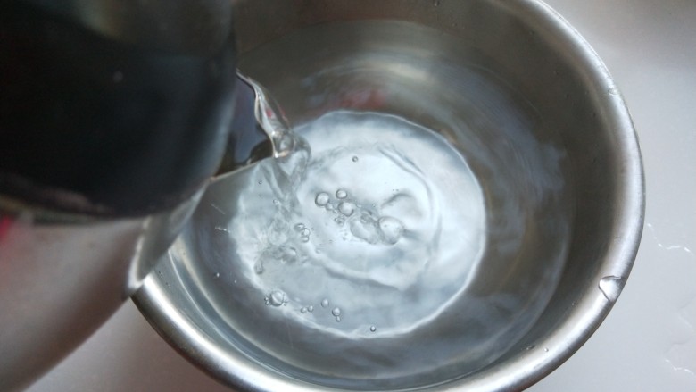 香酥牛肉饼,为了发酵快，我倒一盆70度开水。