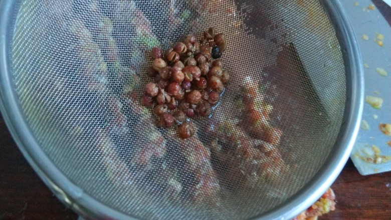 香酥牛肉饼,倒入花椒水，过出花椒粒。