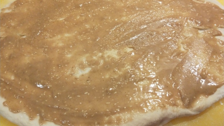 香酥牛肉饼,擀成长面皮，沫上一层油酥。