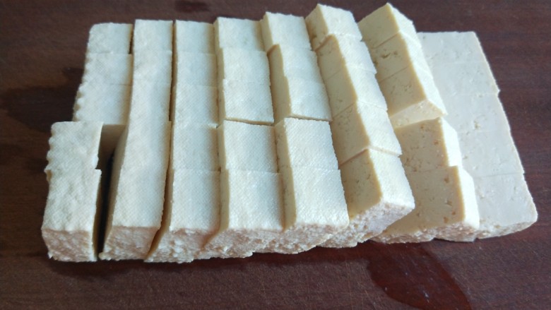鱼香脆皮豆腐,在切成长条块。
