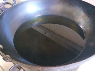 鱼香脆皮豆腐,锅中倒入花生油烧热。