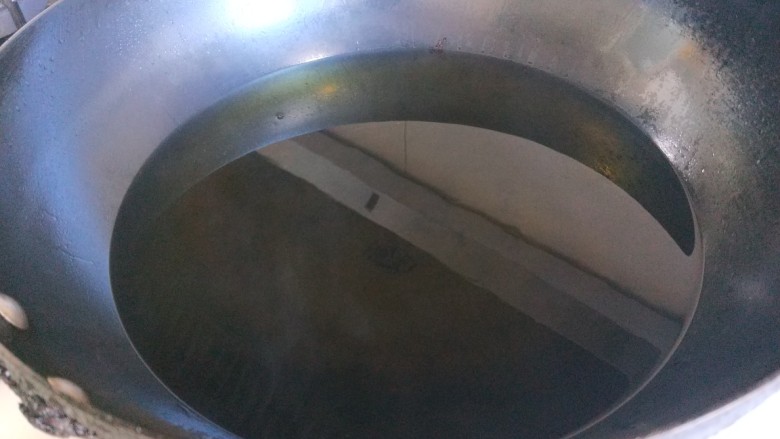 鱼香脆皮豆腐,锅中倒入花生油烧热。