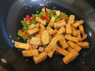 鱼香脆皮豆腐,翻炒均匀。