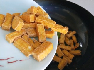 鱼香脆皮豆腐,加入少许郫县豆瓣酱炒出红油，倒入豆腐。
