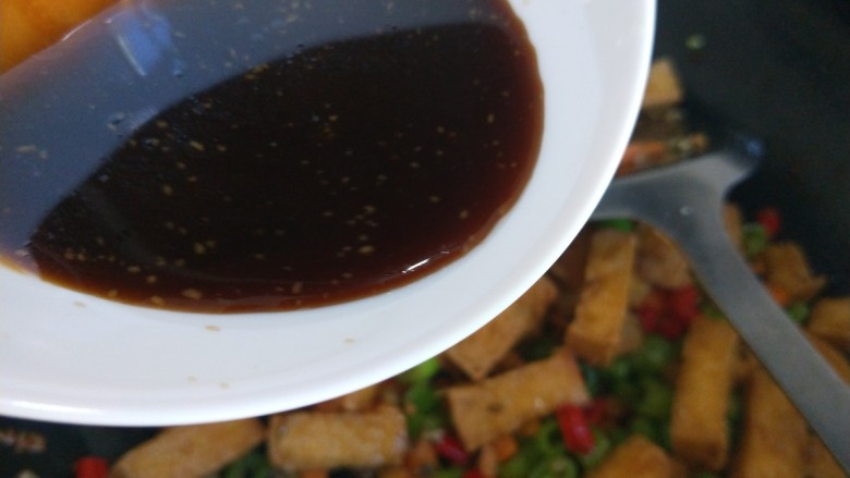 鱼香脆皮豆腐,倒入调好的料汁炒均匀即可。