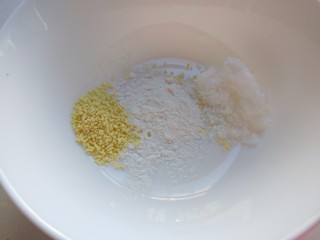 鱼香脆皮豆腐,取一个小碗加入淀粉，白糖，鸡精。