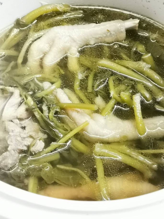 西洋菜凤爪排骨汤（清燥润肺）,炖够时间，加盐调味，饮汤食肉。