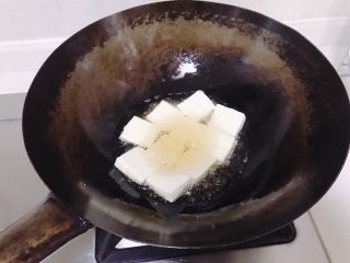 鱼香脆皮豆腐,先用小火把豆腐炸至金黄