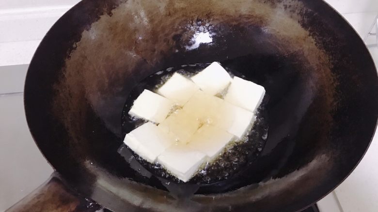 鱼香脆皮豆腐,先用小火把豆腐炸至金黄