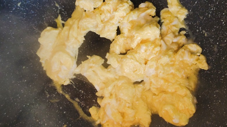 包菜炒粉丝,锅中放入油，油热放鸡蛋炒至成型后捞出