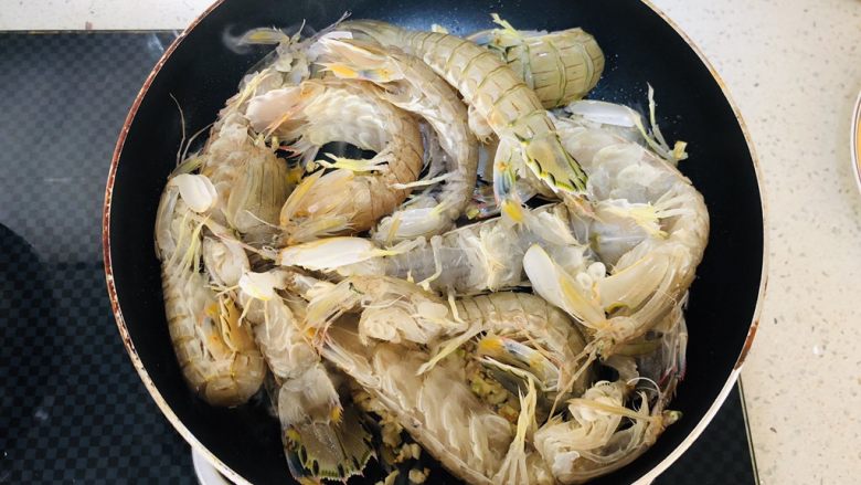 蒜蓉皮皮虾,把洗好的皮皮虾倒入锅内翻炒均匀。