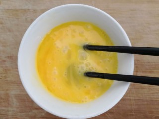 鱼香脆皮豆腐,用筷子，把鸡蛋，搅拌均匀 备用