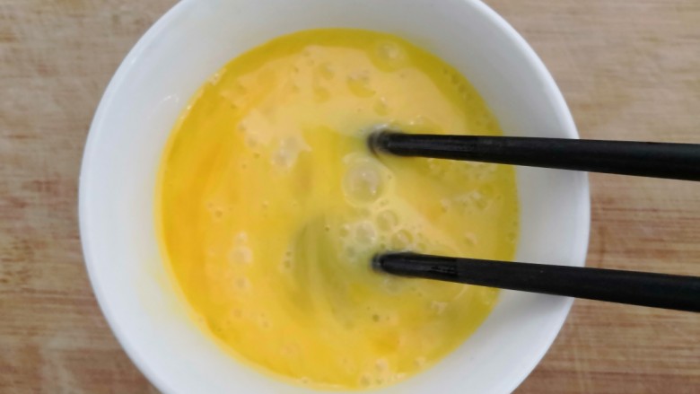 鱼香脆皮豆腐,用筷子，把鸡蛋，搅拌均匀 备用