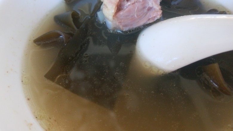 海带骨头汤,出锅加入适量盐，白胡椒。