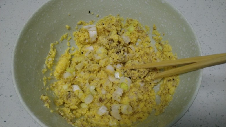 玉米面、肉末、大葱、白菜、鸡蛋饼,搅拌均匀