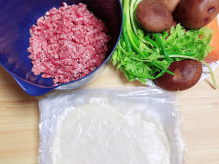 香酥牛肉饼,准备好食材。牛肉馅、香菇、胡萝卜、香芹芯、葱姜、飞饼皮。