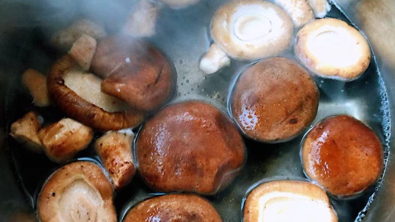 芙蓉鲜蔬汤,香菇洗净去蒂在开水中焯水后立即放入冷水中过凉