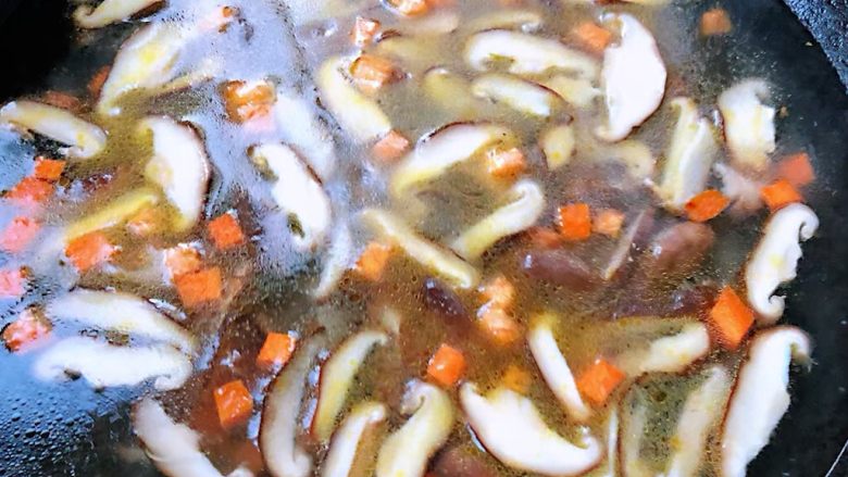 芙蓉鲜蔬汤,添加适量清水或高汤大火煮开