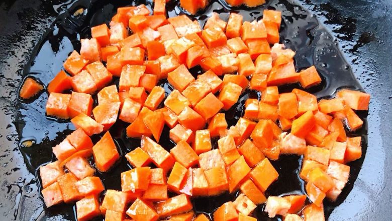 芙蓉鲜蔬汤,锅中倒入底油放入切好的胡萝卜丁翻炒均匀