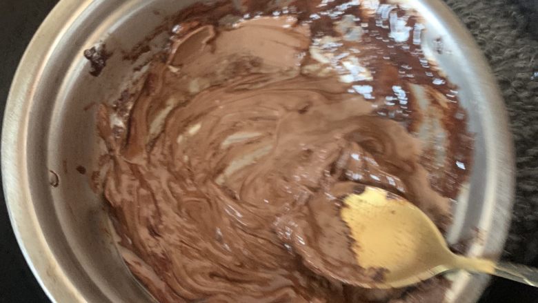 博文的甜甜圈,60度的水隔水融化巧克力（我的水温度高了😄）