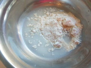 五香素鸡,倒入适量炸海鲜粉加入适量水搅拌成糊状。