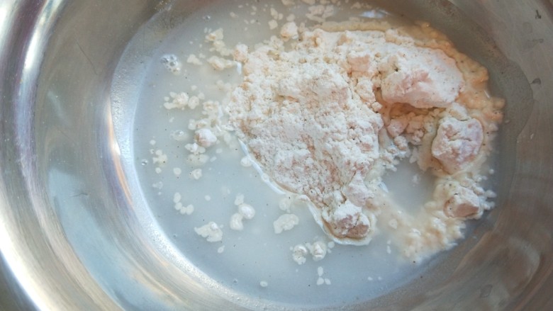 五香素鸡,倒入适量炸海鲜粉加入适量水搅拌成糊状。