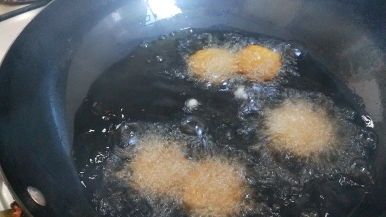 五香素鸡,下油锅炸制。