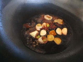 五香素鸡,锅中放入适量大豆油炒香调料，倒入美极鲜酱油。倒入