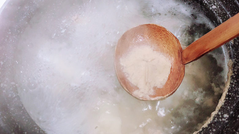 海带骨头汤,将大骨棒放入砂锅中，放入水煮开锅，撇弃表层的浮沫子。盖盖儿小火儿慢炖。