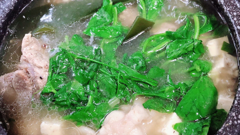 海带骨头汤,豌豆苗烫熟，即可出锅了。