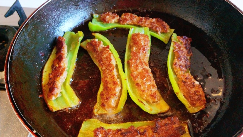 虎皮尖椒酿肉,在用淀粉加入适量酱油鸡精调汁。