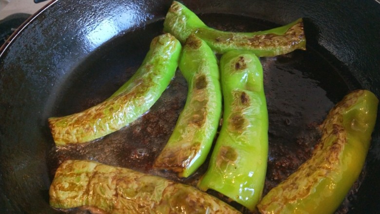 虎皮尖椒酿肉,翻面煎制两面金黄。