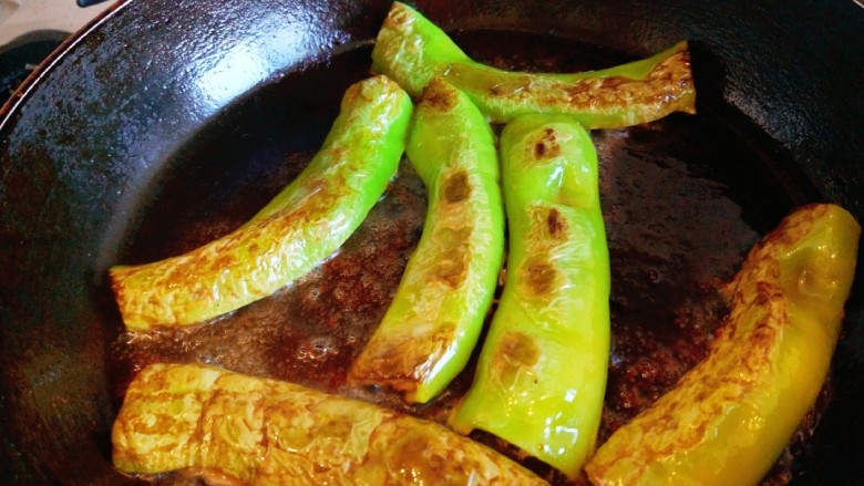 虎皮尖椒酿肉,出锅即可食用。