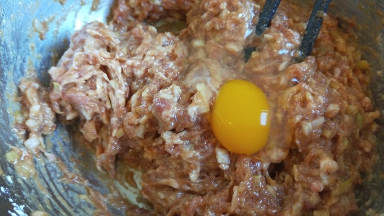 虎皮尖椒酿肉,一个鸽子蛋搅拌均匀。