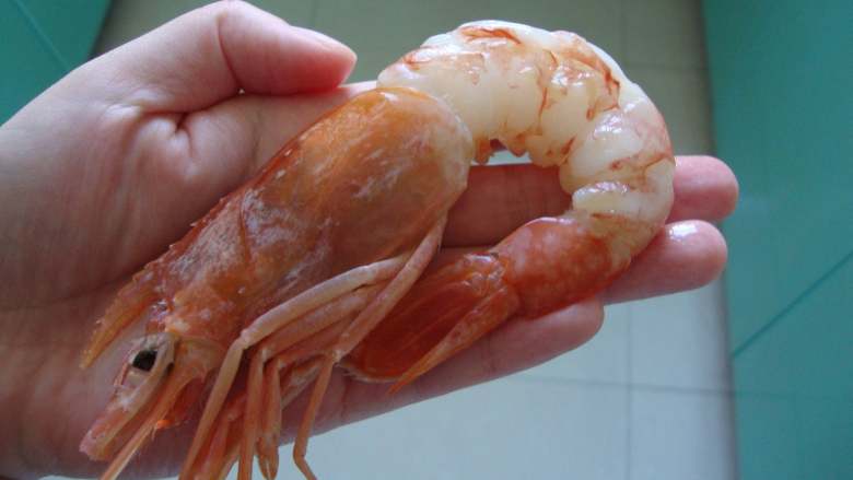奶油汁煎南美红虾,红虾剪掉虾须，留头和尾壳，把身体部分的壳剥掉