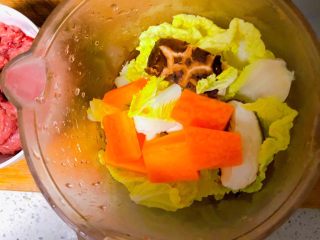 牛肉蒸饺,把洗好的娃娃菜和香菇以及去皮的胡萝卜一起放入辅食机搅拌均匀