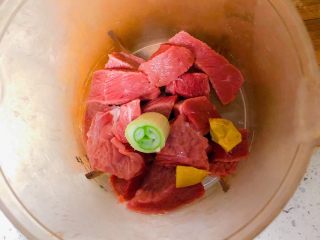 牛肉蒸饺,把姜片和大葱放入辅食机一起搅拌均匀