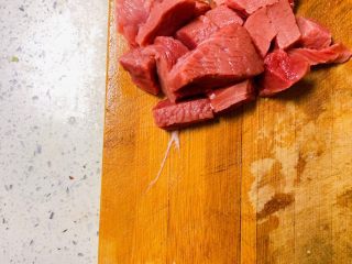 牛肉蒸饺,牛肉多次换水去血水后把牛肉旁边的筋子去掉