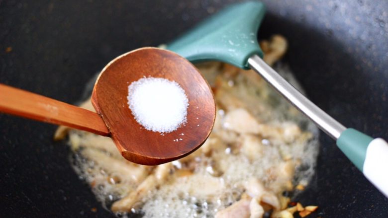西兰花溜鸡肉条,这个时候根据个人口味加入适量的盐。