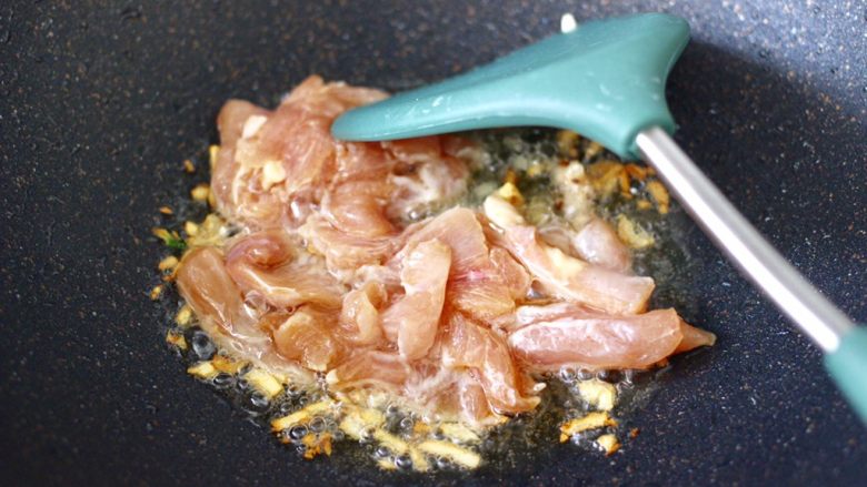 西兰花溜鸡肉条,放入腌制入味的鸡胸肉条。